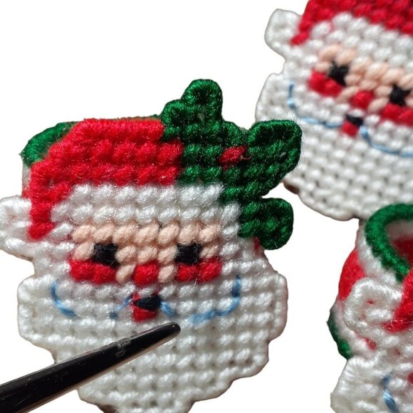 Santa Claus Plastic Canvas Napkin Rings with Holly Lot of 5 Red Green White Yarn - Picture 8 of 8